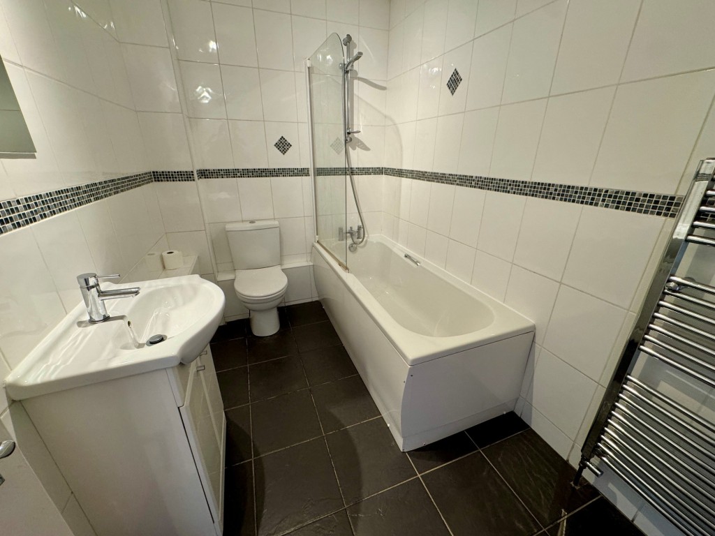 Lot: 124 - TWO-BEDROOM TERRACE HOUSE IN POPULAR LOCATION - Bathroom